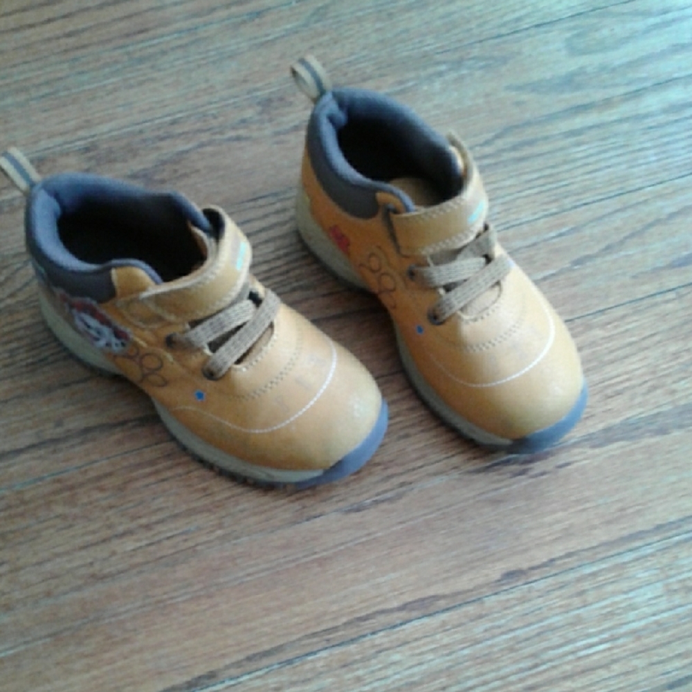 Shoes...👟😊Kids Casual Lace-Up Sneakers in Tan